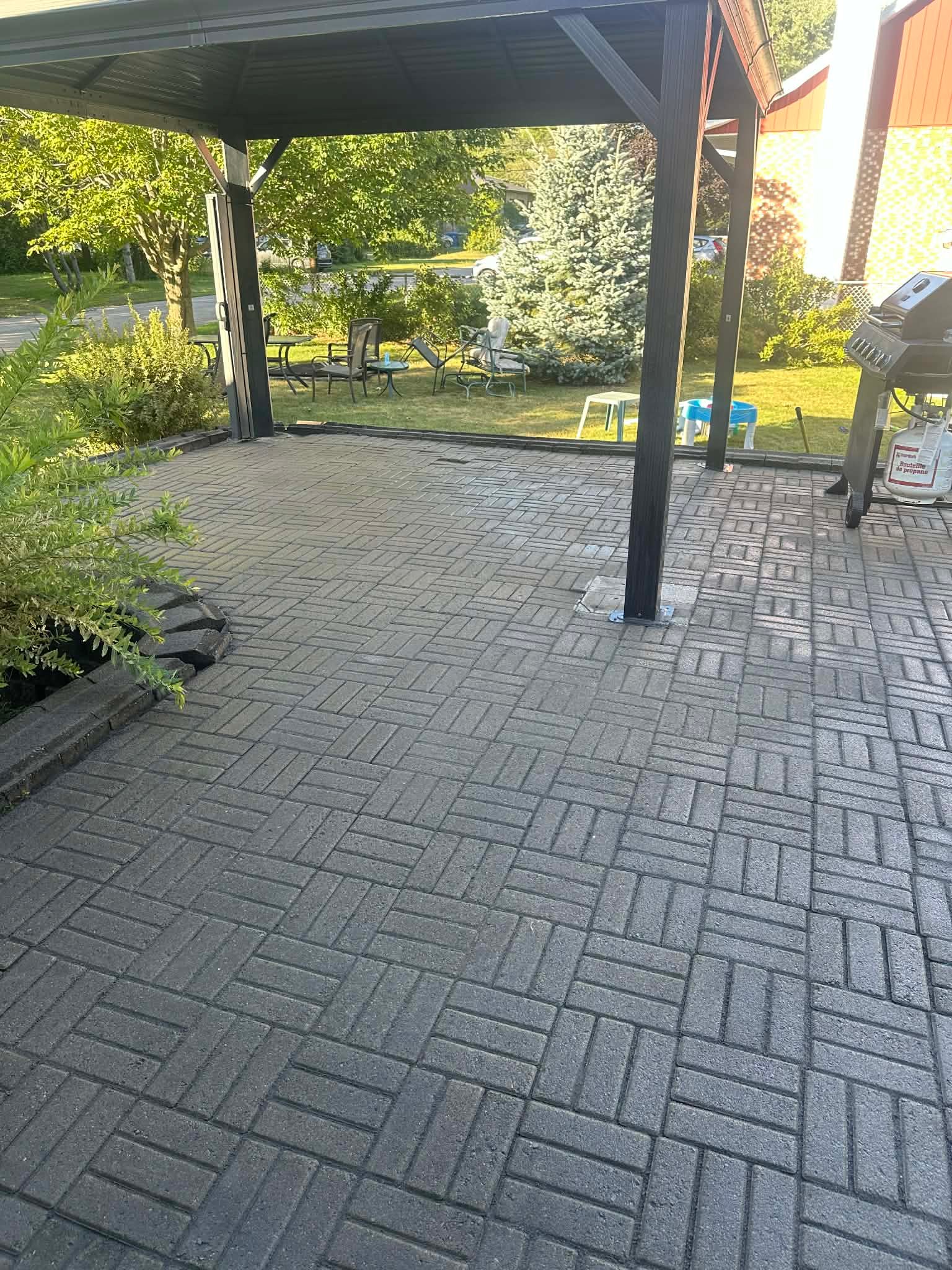 Patio après restauration — pavé nettoyé et scellé